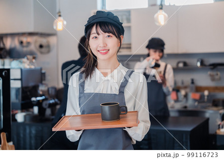 笑顔で働くカフェスタッフ 99116723
