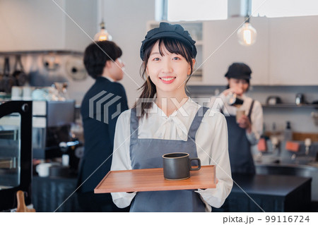 笑顔で働くカフェスタッフ 笑顔で働くカフェスタッフ 99116724