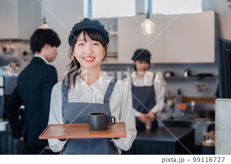 笑顔で働くカフェスタッフ 笑顔で働くカフェスタッフ 99116727