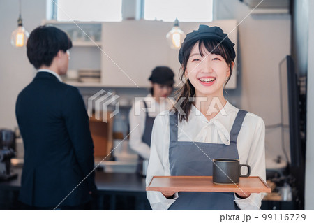 笑顔で働くカフェスタッフ 99116729