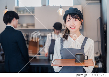 笑顔で働くカフェスタッフ 笑顔で働くカフェスタッフ 99116730