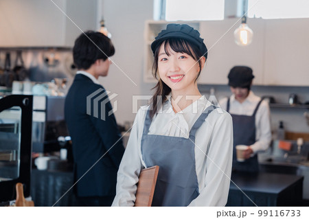 笑顔で働くカフェスタッフ 笑顔で働くカフェスタッフ 99116733