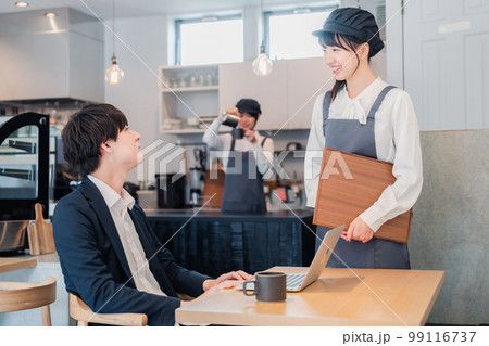 笑顔で働くカフェスタッフ 笑顔で働くカフェスタッフ 99116737