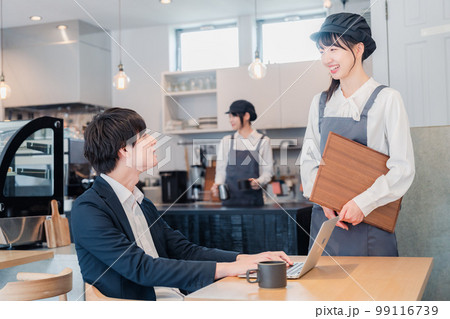 笑顔で働くカフェスタッフ 99116739