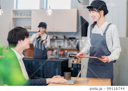 笑顔で働くカフェスタッフ 99116744