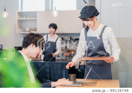 笑顔で働くカフェスタッフ 99116746