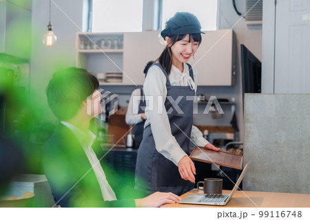 笑顔で働くカフェスタッフ 99116748