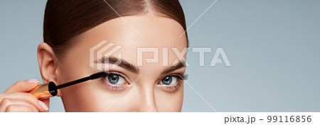 Beauty woman applying black mascara on eyelashes 99116856