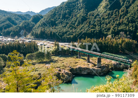 【高山本線】第三飛騨川橋梁を渡る10両編成の特急ひだ 99117309