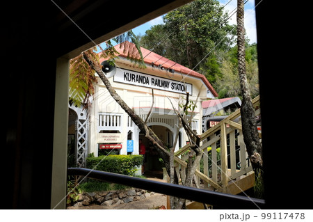 ケアンズ観光で必ず乗りたいキュランダ観光鉄道　Kuranda Scenic Railway 99117478