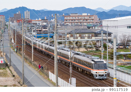 【東海道本線】名古屋駅へ向かう10両編成の特急ひだ 99117519