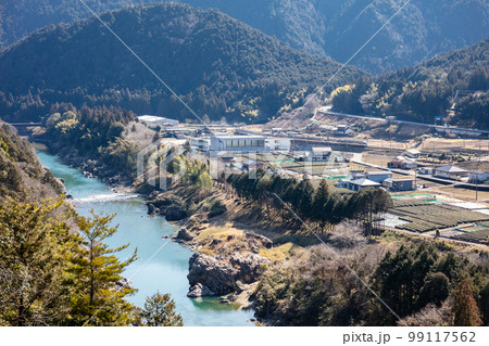 【高山本線】茶畑の間を駆け抜ける10両編成の特急ひだ 99117562