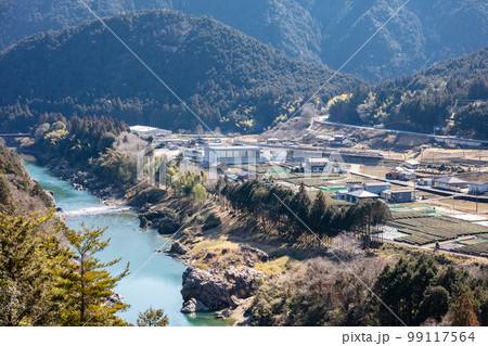 【高山本線】第三飛騨川橋梁を渡る10両編成の特急ひだ 99117564