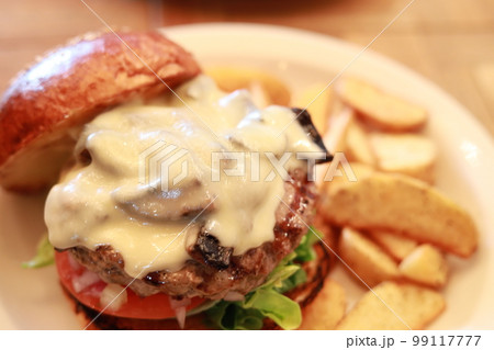 チーズハンバーガーとポテト 99117777