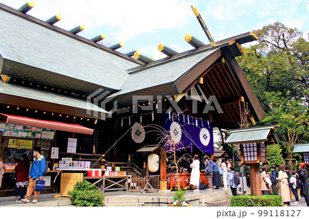 【東京】初春の東京大神宮 社殿に列をなす参拝客 【東京】初春の東京大神宮 社殿に列をなす参拝客 99118127