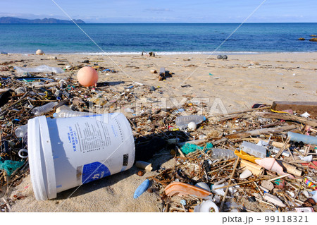 美しい水晶浜に漂着する海のゴミ 99118321