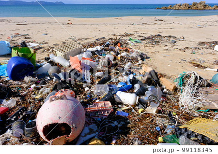 美しい水晶浜に漂着する海のゴミ 99118345