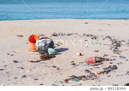 美しい水晶浜に漂着する海のゴミ 美しい水晶浜に漂着する海のゴミ 99118364