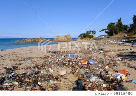 美しい水晶浜に漂着する海のゴミ 99118480