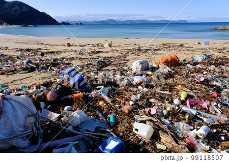 美しい水晶浜に漂着する海のゴミ 99118507