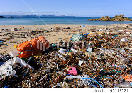 美しい水晶浜に漂着する海のゴミ 99118521