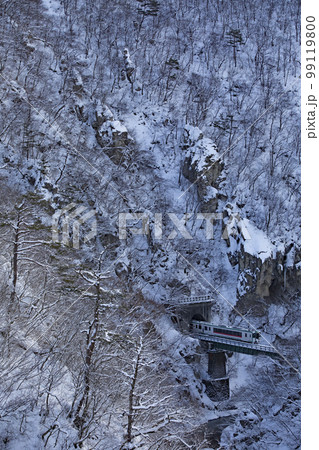 雪景色の鳴子峡を走る陸羽東線 雪景色の鳴子峡を走る陸羽東線 99119800