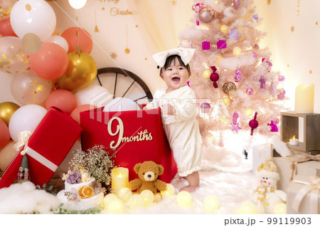 クリスマスにパーティーする赤ちゃん 99119903