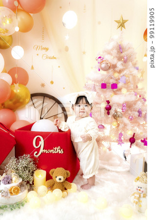 クリスマスにパーティーする赤ちゃん クリスマスにパーティーする赤ちゃん 99119905