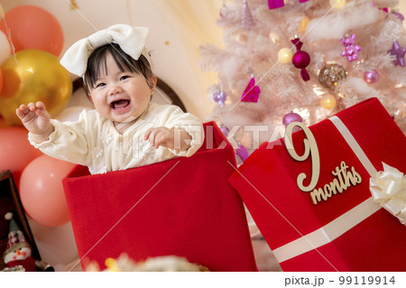 クリスマスにパーティーする赤ちゃん 99119914