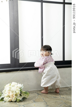 袴を着た新年撮影赤ちゃん 袴を着た新年撮影赤ちゃん 99119916