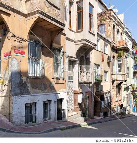 Cobblestone alley with beautiful old traditional houses in Balat district, on a summer day, Istanbul, Turkey 99122367