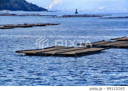 瀬戸内・海の幸 牡蠣の養殖(かき筏) 99123265