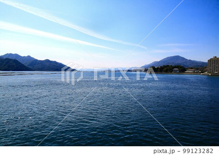 牡蠣筏も浮かぶ穏やかな海… 宮島口から眺める瀬戸内海 99123282