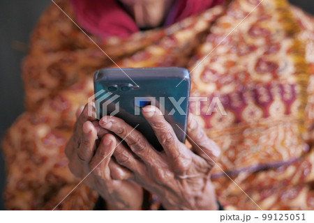 senior women hand using smart phone close up senior women hand using smart phone close up 99125051