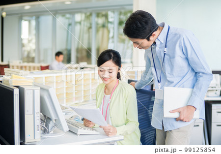 オフィスで働く人々 オフィスで働く人々 99125854