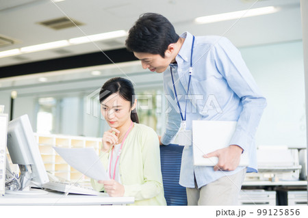 オフィスで働く人々 99125856