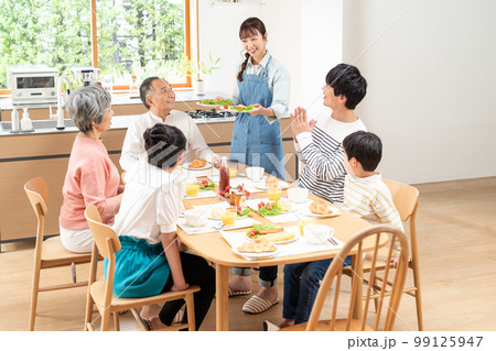 食事をする三世代家族 食事をする三世代家族 99125947