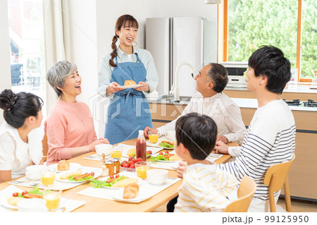 食事をする三世代家族 99125950