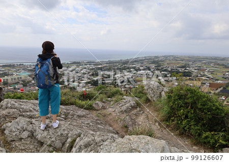 冬の沖縄ほっこり本部半島の古宇利島 99126607