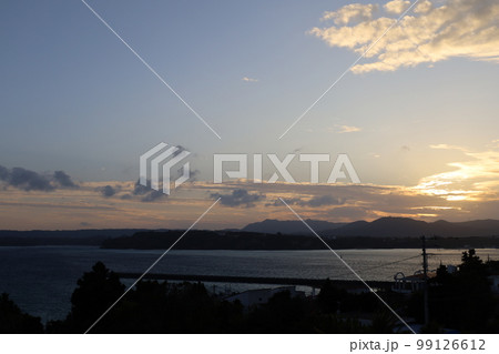 冬の沖縄ほっこり本部半島の古宇利島 99126612