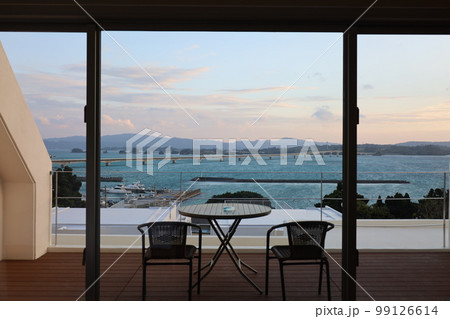 冬の沖縄ほっこり本部半島の古宇利島 99126614