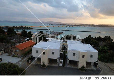 冬の沖縄ほっこり本部半島の古宇利島 99126633