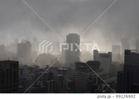 雪が舞う冬の大阪　市内都市部 99126902