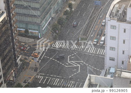 雪が舞う冬の大阪　市内都市部 99126905