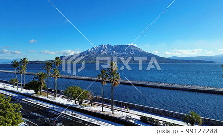 積雪の与次郎ヶ浜シーサイド通りと桜島の空撮 積雪の与次郎ヶ浜シーサイド通りと桜島の空撮 99127288