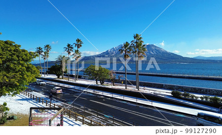 積雪の与次郎ヶ浜シーサイド通りと桜島の空撮 積雪の与次郎ヶ浜シーサイド通りと桜島の空撮 99127290