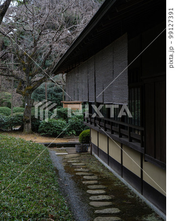 伝統的な日本家屋　窓と簾 99127391