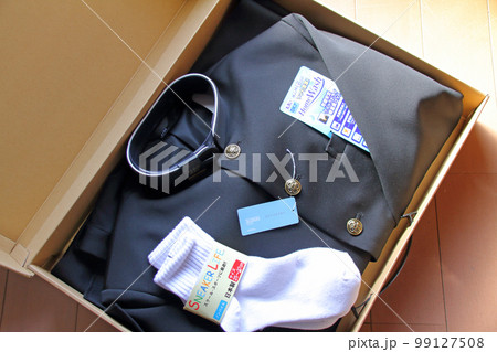 中学校入学に備えて新調された真新しい学生服 99127508