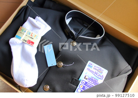 中学校入学に備えて新調された真新しい学生服 99127510