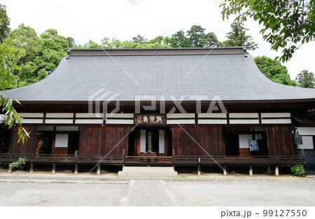 甲府市で初夏の花が咲き誇る高橋山放光寺 99127550